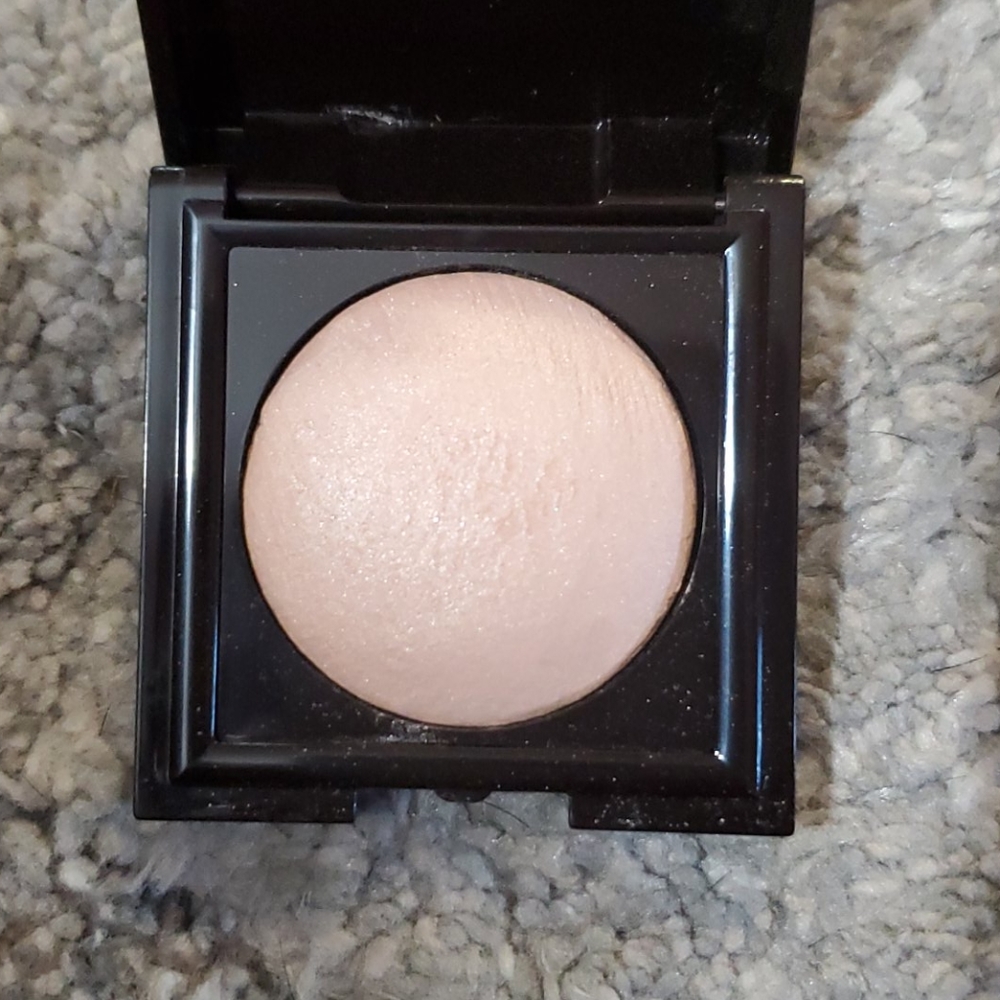 Laura Mercier highlight